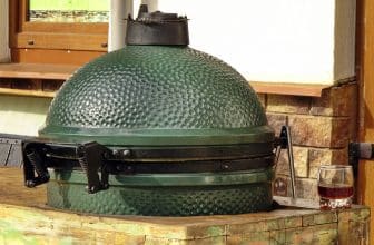 Nahaufnahme eines Keramikgrills, der in einen Tisch eingebaut ist