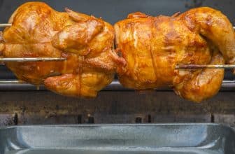 Zwei Grillhähnchen am Spieß