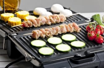 Zucchinischeiben, Mais, Champignos und Fleischspieße auf Elektrogrill