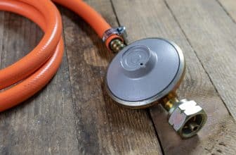 Druckminderer auf Holzuntergrund