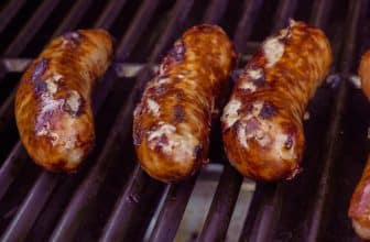 Drei gebratene Würstchen auf einem Grill