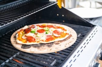 Pizza auf dem Pizzastein im Gasgrill