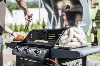 Würstchen auf Gasgrill