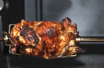 Ein Grillhähnchen am Spieß