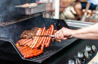 Ein Gasgrill, auf dem Würstchen und Steaks gebraten werden.