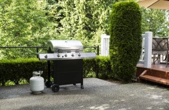Ein großer Gasgrill auf einer geäumigen Terrasse.