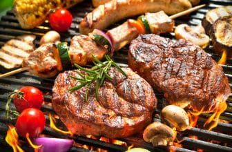 Nahaufnahme von Fleisch und Gemüse auf einem Grill.