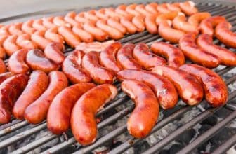 Würstchen auf dem Wurstbräter