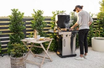 Mann grillt bei schönem Wetter an einem Gasrill