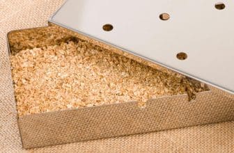 Räuchermehl in einer Räucherbox