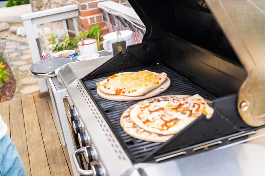 Pizzastein im Gasgrill ⋆ BBQVibes.de