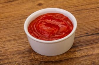 Sriracha Sauce in weißem Schälchen