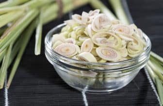 Geschnittenes Zitronengras in einem Glasschälchen