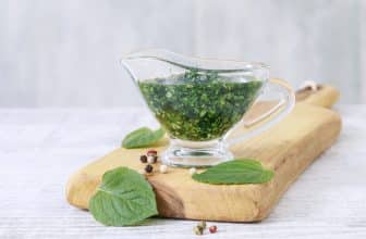 Minzsauce in Glasschale auf einem Holzbrett