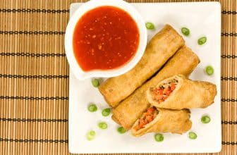 Frühlingsrollen auf weißem Teller mit süßer Chilisauce