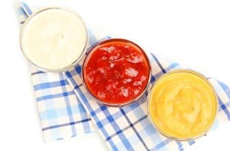 Drei Saucen in Glasschale auf blau-weißer Tischdecke