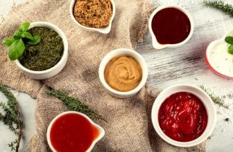 Verschiedene Saucen in weißen Schälchen von oben fotografiert