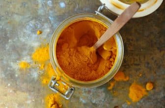 Kurkuma Pulver in Glasschale von oben fotografiert