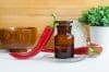 Braunes Apothekerfläschchen mit Chili-Extrakt