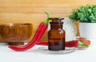 Braunes Apothekerfläschchen mit Chili-Extrakt