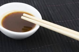 Hoisin Sauce und Essstäbchen