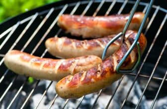Deutsche Bratwurst auf dem Grill