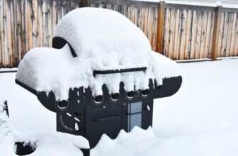 Schneebedeckter Grill