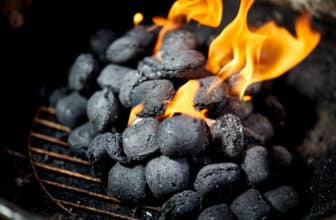 glühende Kohle zum Grillen