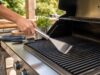 Grill Reinigungsspatel als unverzichtbares Zubehör für BBQ, Grillen, Smoken und die Outdoorküche