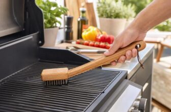 Grillbürste aus Holz: Unverzichtbares Zubehör für BBQ, Grillen, Smoken und die Outdoorküche