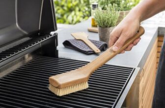 Grillbürste aus Naturfaser als praktisches Zubehör für BBQ, Grillen, Smoken und die Outdoorküche