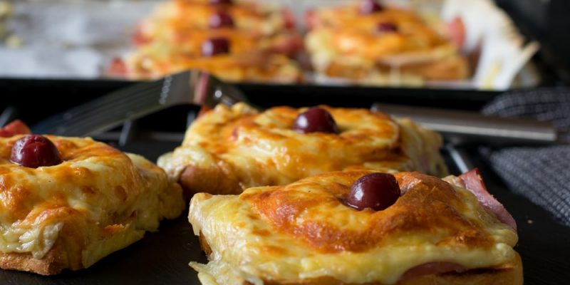 Toast Hawaii mit Sriracha Sauce