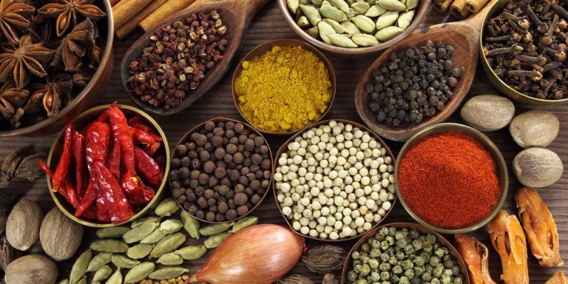 Gewürze Koriander, Kaffernlimette, langer Pfeffer und Gewürznelke