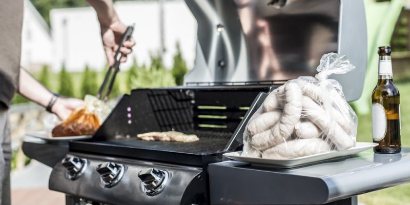 Wie man Würstchen auf einem Gasgrill zubereitet