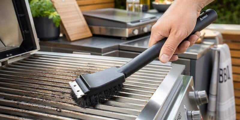 Grillbürste mit Schaber als unverzichtbares Zubehör für BBQ, Grillen, Smoken und die Outdoorküche