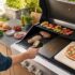 Gusspfanne mit Deckel als unverzichtbares Zubehör für BBQ, Grillen, Smoken und die Outdoorküche